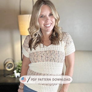Peut inclure: Un haut au crochet à manches courtes, rayé crème, beige et marron. Le haut a un col en V et un motif de point texturé. L'image comprend le texte "PDF PATTERN DOWNLOAD".