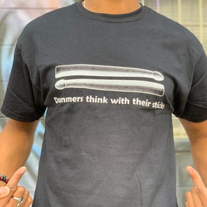 Schlagzeuger denken mit gibt Sticks Tshirt Trommeln Geschenk Rock Drumsticks Rock n Roll Musiker Siebdruck Siebdruck