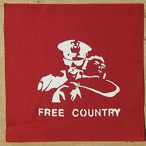 Könnte beinhalten: Weiße Silhouette eines Polizisten, der eine Person in seinen Armen hält, vor einem roten Hintergrund. Der Text "FREE COUNTRY" ist unter dem Bild gedruckt.