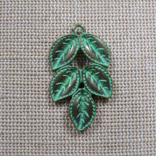 Pendentif feuille bronze patiné vert de gris 32x18mm, breloque pour fabrication bijoux nature