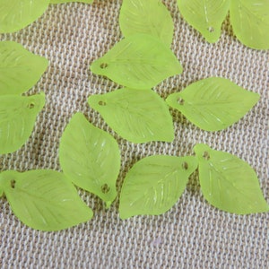 15 Pendentifs feuille acrylique 18mm pampille nature, ensemble de 15 breloque, création bijoux DIY vert givré