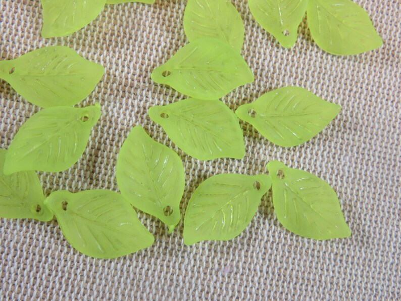 15 Pendentifs feuille acrylique 18mm pampille nature, ensemble de 15 breloque, création bijoux DIY vert givré