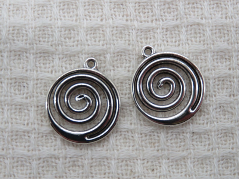 Pendentifs spiral rond argenté 20mm en métal, ensemble de 2 breloques pour fabrication bijoux image 1