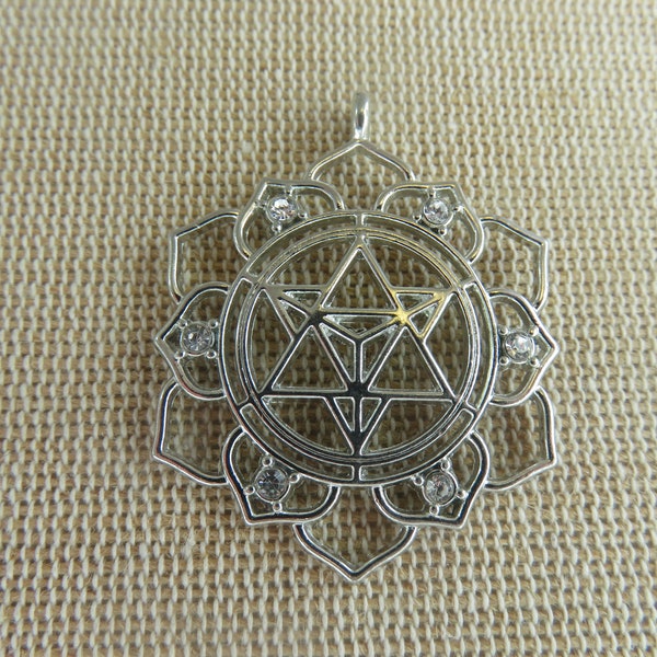 Pendentif Merkaba lotus métal argenté 39mm avec strass - breloque méditation zen pour fabrication bijoux