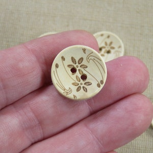 8 Boutons en bois fleurs gravé, naturelle ou bleu foncé, ensemble de 8 boutons de couture Naturelle 20mm