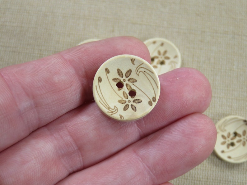 8 Boutons en bois fleurs gravé, naturelle ou bleu foncé, ensemble de 8 boutons de couture Naturelle 20mm