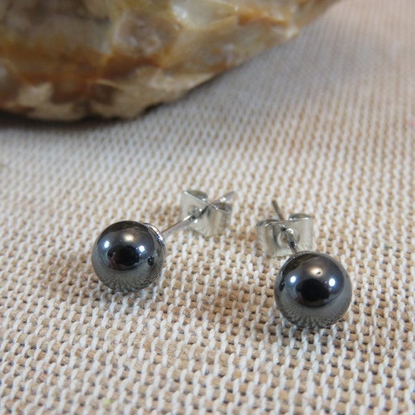 Puces d'oreille hématite ronde, bijoux femme, clous d'oreilles perles noir, cadeaux pour maman