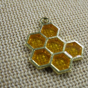 Golden honeycomb pendant with honey bee charm, DIY necklace jewelry making doré miel