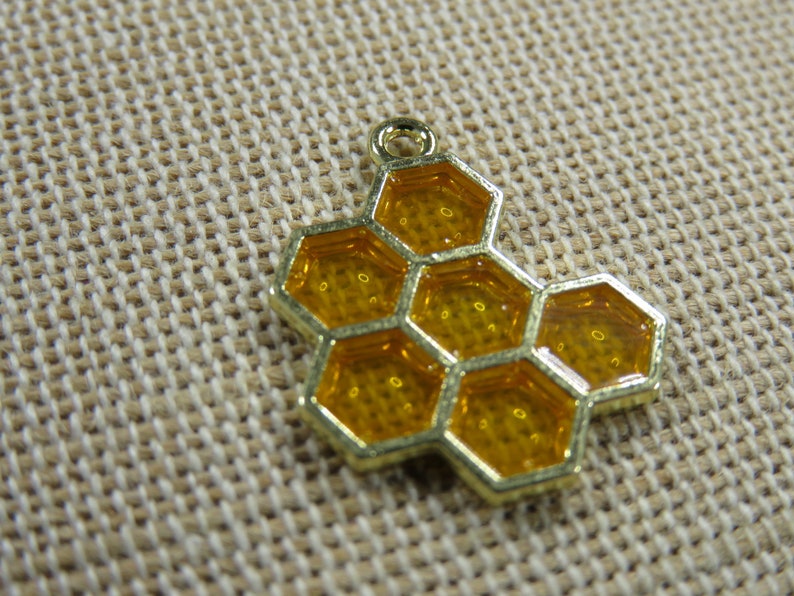 Golden honeycomb pendant with honey bee charm, DIY necklace jewelry making doré miel