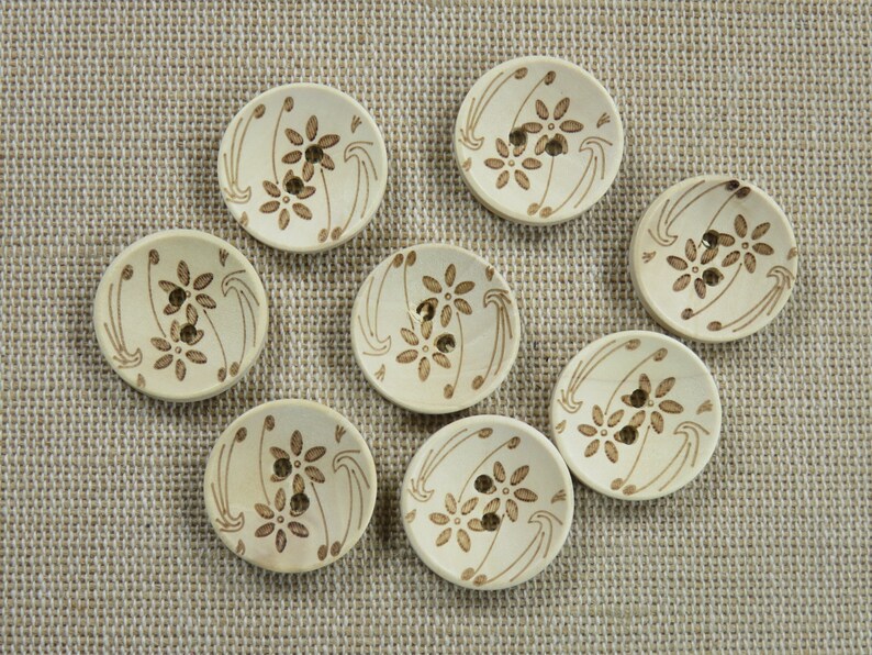 8 Boutons en bois fleurs gravé, naturelle ou bleu foncé, ensemble de 8 boutons de couture image 2