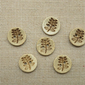 6 Knöpfe aus Kokosnussholz mit Laubgravur, 12 mm Set mit 6 natürlichen Nähknöpfen Bild 1