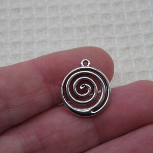 Pendentifs spiral rond argenté 20mm en métal, ensemble de 2 breloques pour fabrication bijoux image 3