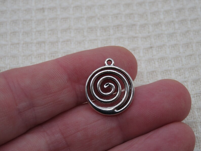 Pendentifs spiral rond argenté 20mm en métal, ensemble de 2 breloques pour fabrication bijoux image 3