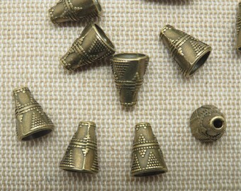 10 Coppette a cono in bronzo stile antico 12x8mm in metallo, set di 10 coppe incise per perle