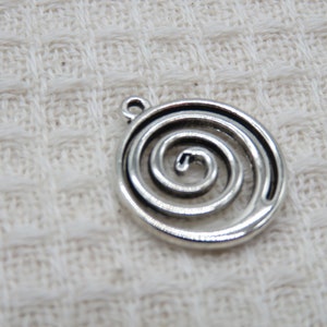 Pendentifs spiral rond argenté 20mm en métal, ensemble de 2 breloques pour fabrication bijoux image 2