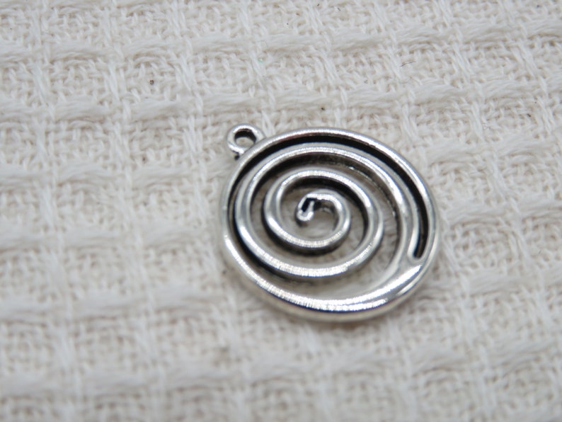 Pendentifs spiral rond argenté 20mm en métal, ensemble de 2 breloques pour fabrication bijoux image 2