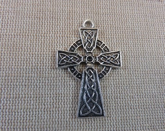 Silver cross pendant engraved metal Celtic knot, for jewelry necklace making