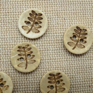 6 Boutons en bois de coco gravé feuillage 12mm ensemble de 6 boutons de couture naturel image 2