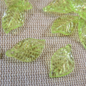15 Acrylic leaf pendants 18mm nature tassel, set of 15 charms, DIY jewelry creation vert pomme