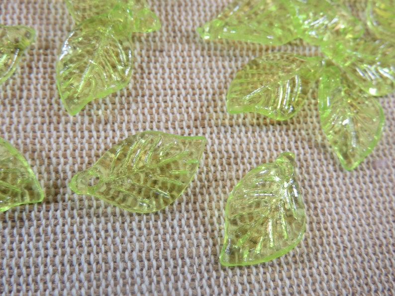 15 Pendentifs feuille acrylique 18mm pampille nature, ensemble de 15 breloque, création bijoux DIY vert pomme