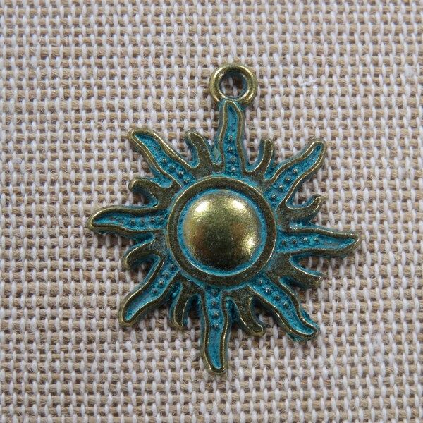 Pendentif soleil bronze patiné 28mm - breloque céleste pour fabrication bijoux