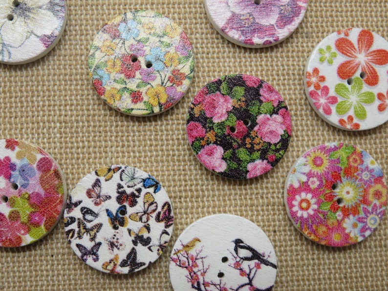 10 Boutons bois fleurs 20mm imprimé multicolore ensemble de 10 boutons de couture image 1