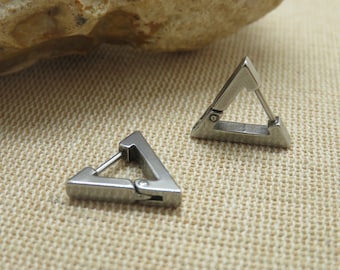 Boucles d'oreille triangle punk - cadeaux pour elle et lui - bijoux mixte femme ou homme