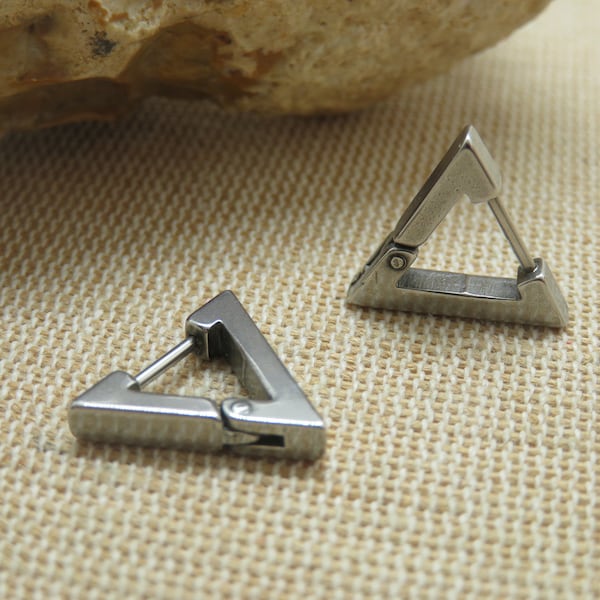 Boucles d'oreille triangle punk - cadeaux pour elle et lui - bijoux mixte femme ou homme