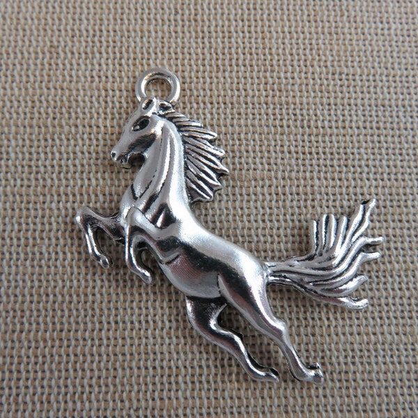 Pendentif cheval cabré argenté 50mm en métal - breloque animal pour fabrication bijoux collier