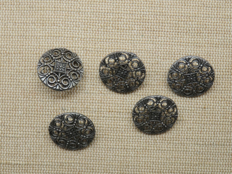 5 Boutons filigrané mandala fleur métal argenté 18mm rond ensemble de 5 boutons de couture image 2