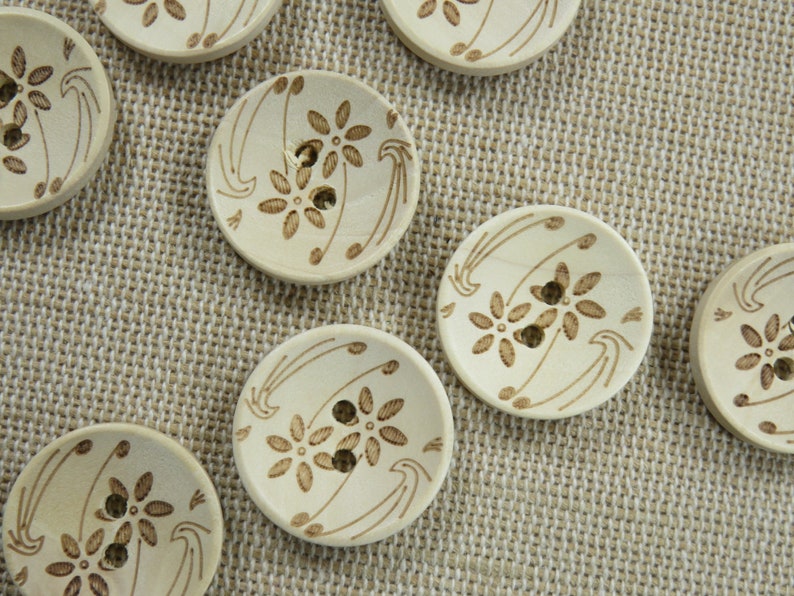 8 Boutons en bois fleurs gravé, naturelle ou bleu foncé, ensemble de 8 boutons de couture image 1