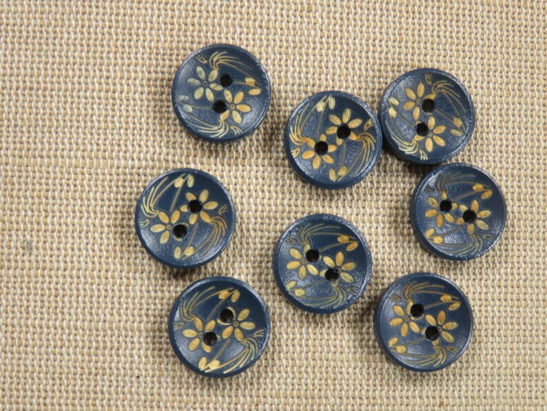 8 Boutons en bois fleurs gravé, naturelle ou bleu foncé, ensemble de 8 boutons de couture image 4