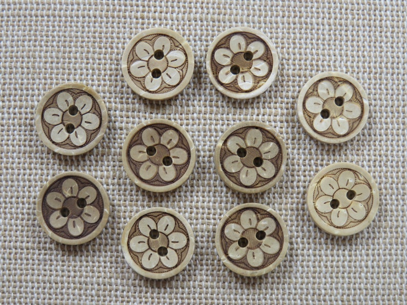 6 Knöpfe aus Kokosnussholz mit Laubgravur, 12 mm Set mit 6 natürlichen Nähknöpfen Bild 4