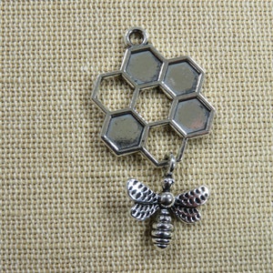 Golden honeycomb pendant with honey bee charm, DIY necklace jewelry making Argenté