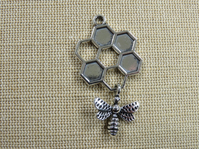 Golden honeycomb pendant with honey bee charm, DIY necklace jewelry making Argenté