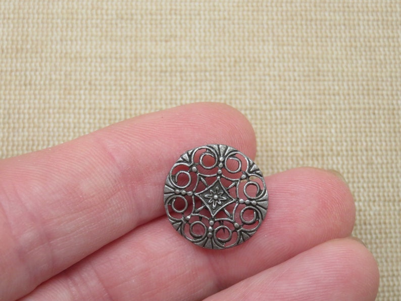 5 Boutons filigrané mandala fleur métal argenté 18mm rond ensemble de 5 boutons de couture image 4
