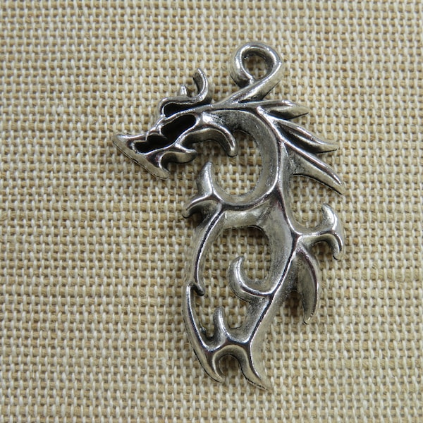 Pendentif Dragon métal couleur argenté - breloque dragon argenté