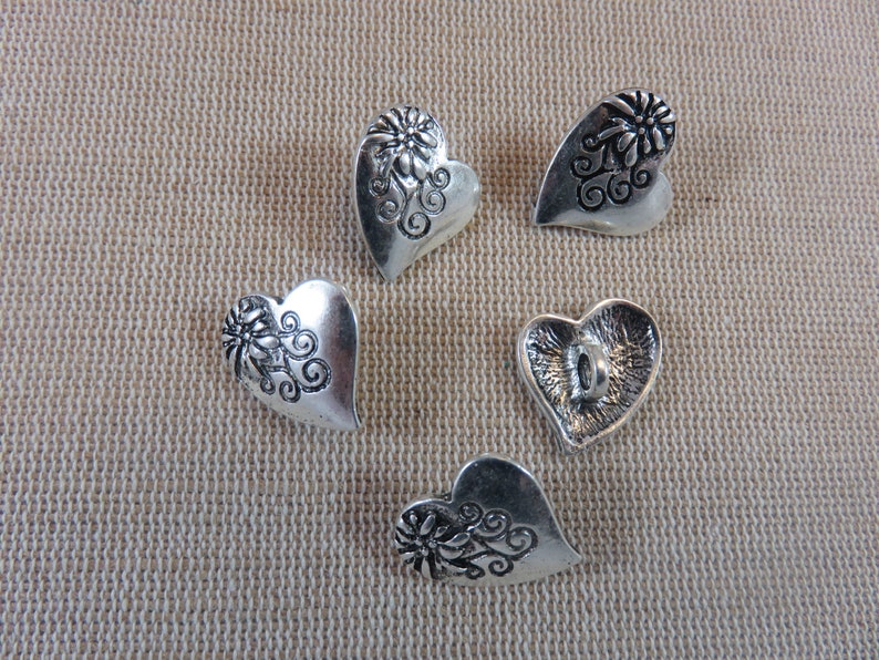 5 Heart buttons with floral engraving in silver metal, set of 5 sewing buttons image 3