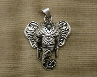 Grand pendentif éléphant hindou Ganesh métal argenté vieilli ou bronze