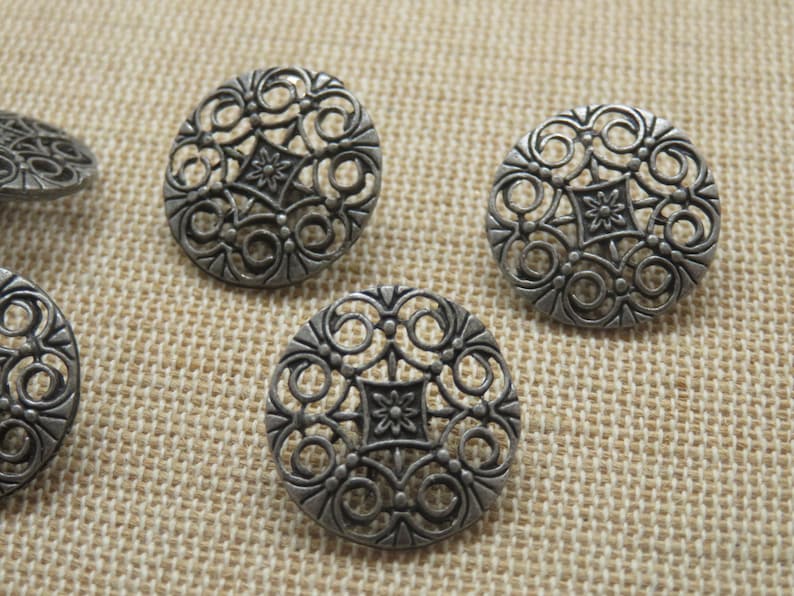 5 Boutons filigrané mandala fleur métal argenté 18mm rond ensemble de 5 boutons de couture image 1
