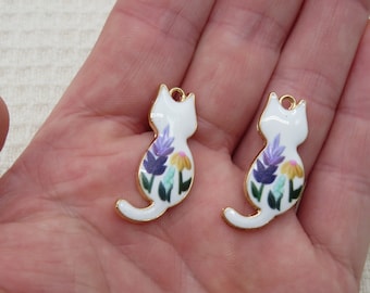 2 Enameled metal cat pendants with floral porcelain effect 30mm, set of 2 animal charms, DIY jewelry making