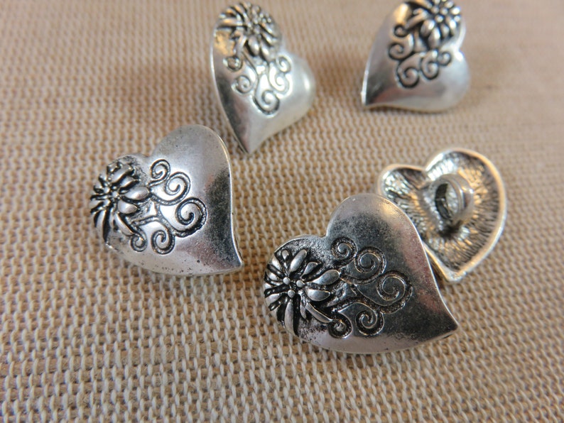 5 Heart buttons with floral engraving in silver metal, set of 5 sewing buttons image 2