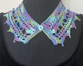 Collar de encaje de crochet en algodón azul violeta con cuentas de cristal, collar de estilo vintage o collar llamativo, regalo de cumpleaños para el día de la madre hecho a mano