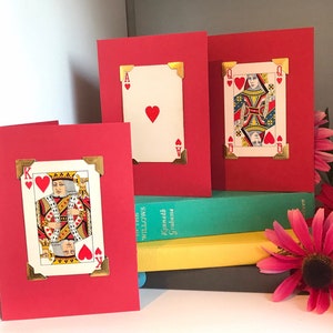 Cartes d'amour faites avec des cartes à jouer vintage, le roi de coeur, la reine de coeur et l'as de coeur