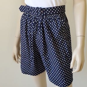 1980s Vintage Navy Polka Dot Dress Shorts hechos en EE.UU.