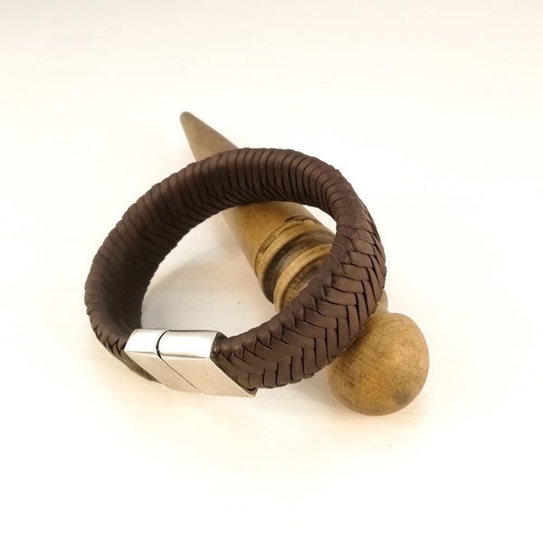 Bracelet en cuir tressé plat et fermeture magnétique en acier inoxydable. Bracelet en cuir homme, Bijoux en cuir, Accessoires en cuir, Unisexe