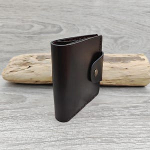 Cartera de Cuero Artesanal | Billetera de Piel Hecha a Mano | Monedero con Broche y Compartimentos para Tarjetas | Regalo para Hombre