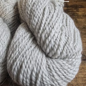 Handgesponnenes Garn, 80/20 superfine Merino/Angora, DK Gewicht