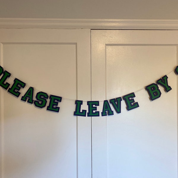 Könnte beinhalten: Ein grünes und blaues Banner mit dem Text "PLEASE LEAVE BY 9" hängt an einer weißen Tür.