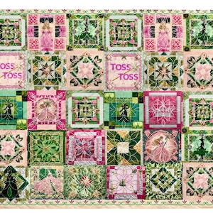 Puede incluir: Una colcha colorida con un diseño de patchwork que presenta varios patrones y colores, incluyendo rosa, verde y blanco. La colcha tiene un borde verde y blanco, y el centro presenta las palabras "Toss Toss".